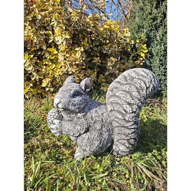Betonová figurka Veverka se šiškou, zahradní figurky, socha zvířat