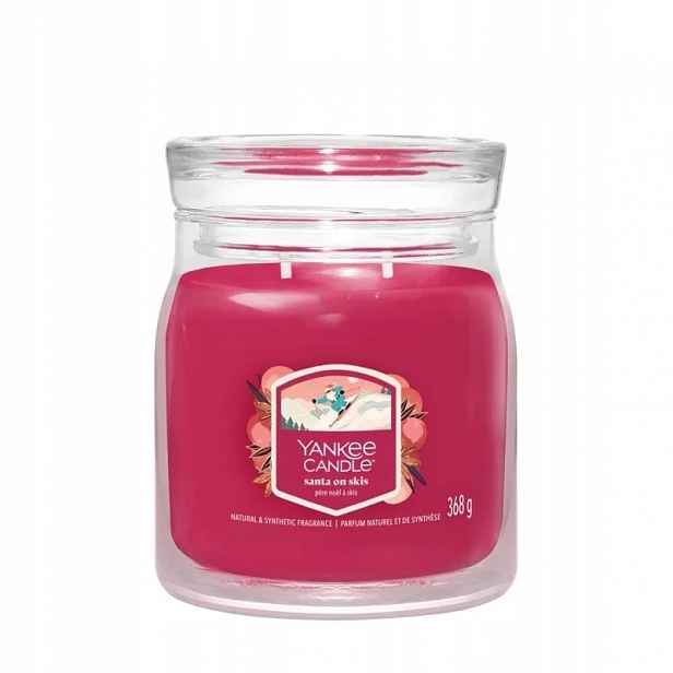 Yankee Candle Santa On Skis střední sójová svíčka se dvěma knoty 368 g