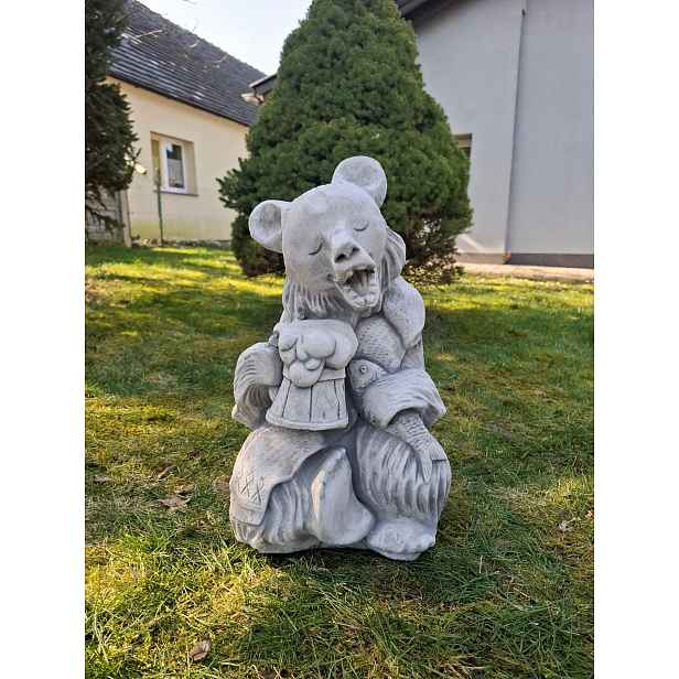 Betonová figurka Medvěd s pivem, figurky do zahrady, socha medvěda