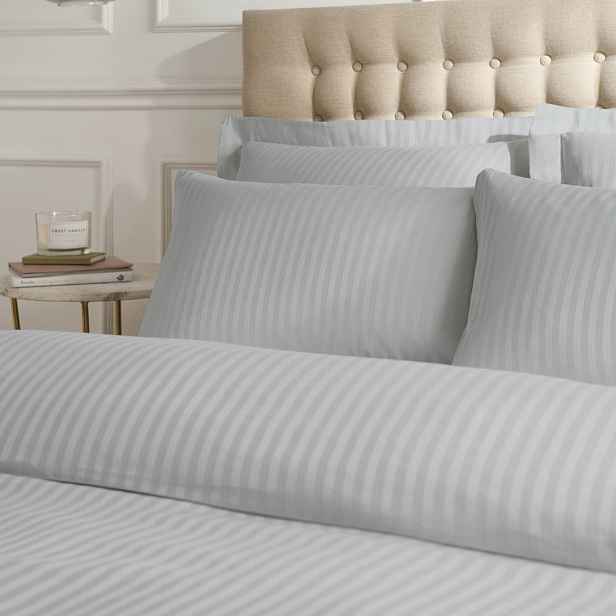 Damaškové povlaky na polštáře v sadě 2 ks 50x75 cm Satin Stripe – Catherine Lansfield