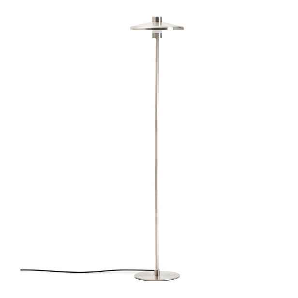 Stojací lampa ve stříbrné barvě s kovovým stínidlem (výška 130 cm) Nuvira – Kave Home