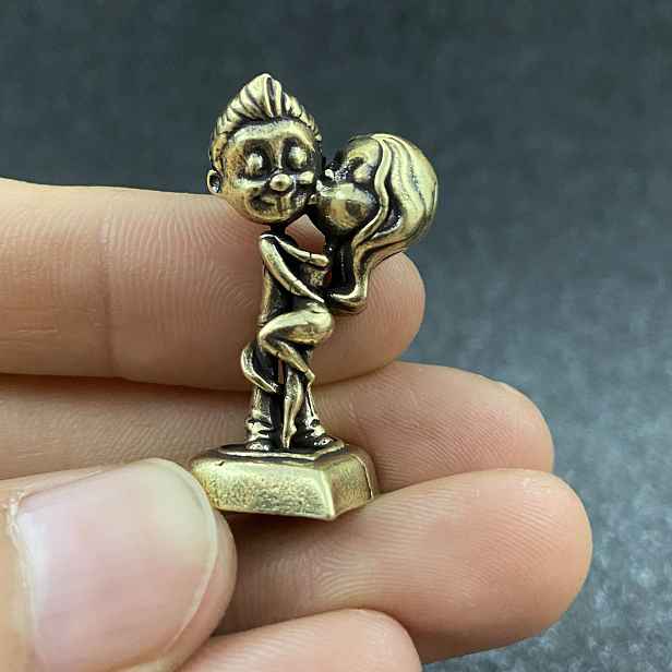 TEMU Sběratelské Figurky, Objímajícího se Páru - Figurky Mazlící se z Masivní Mosazi, Romantického Objímání pro Svatbu, Valentýnský Dárek, Výročí -