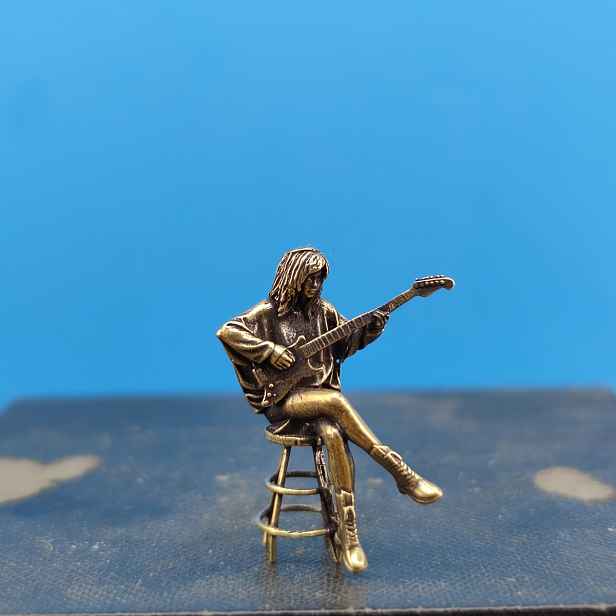 TEMU Mosazná figurka dívky s mikro folkovou kytarou, bílý model, měřítko , malovatelná dekorace do pískového stolního krajinného modelu, miniaturní
