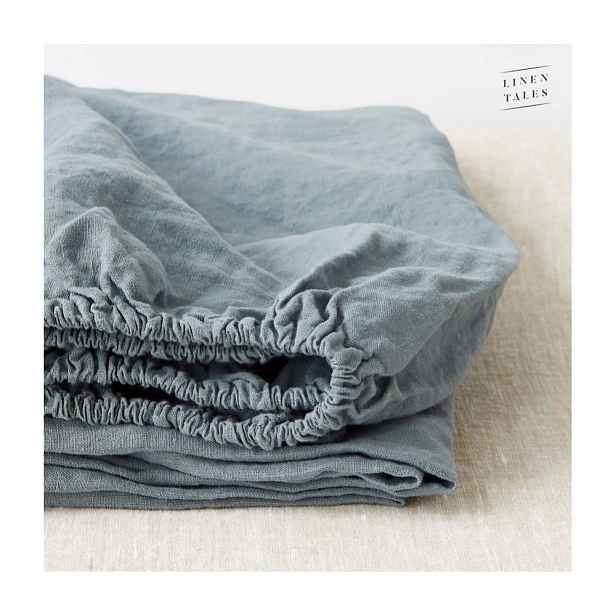 Modro-šedé napínací lněné prostěradlo 160x200 cm Blue Fog – Linen Tales