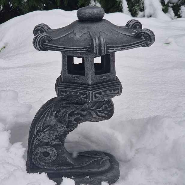 Japonská zahradní lucerna 31 cm Pagoda s drakem Fabriq, Betonová figurka