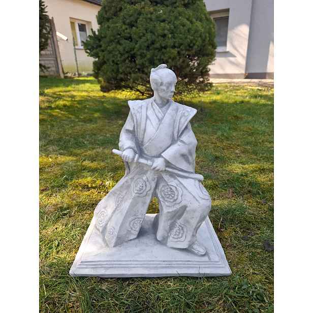 Betonová zahradní figurka Japonský samuraj s mečem, socha bojovníka