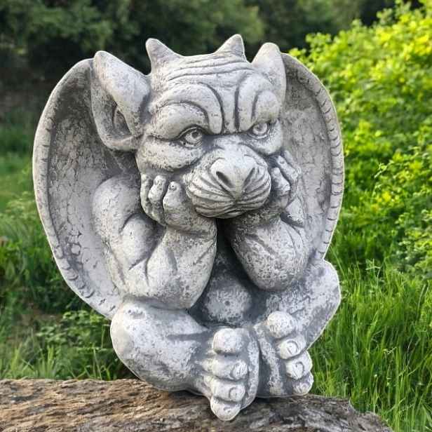 Betonová figurka Chrlič, figurka chrliče, zahradní ozdoba