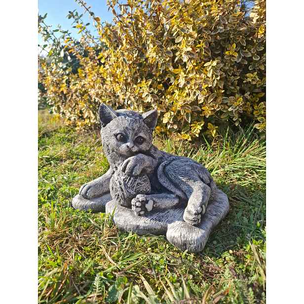 Betonová zahradní figurka Kočička s kuličkou nitě, figurka kočky, ozdoba