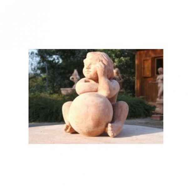 Dítě sedící s koulí Fanciullo Con Sfera keramika 35cm