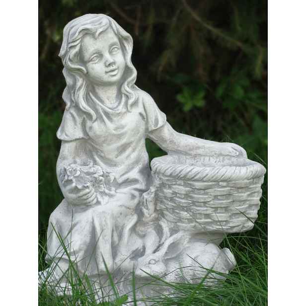 Betonová figurka Dívka s košíkem, zahradní ozdoby, květináč