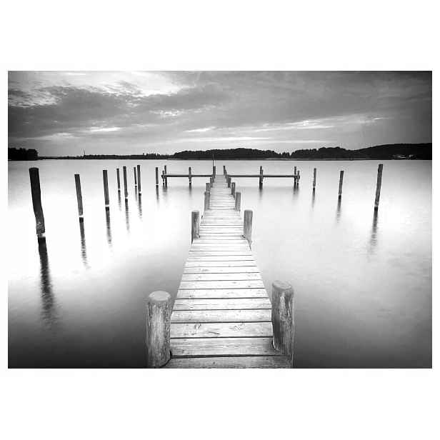 Fototapeta Jezero a Molo Černobílá Perspektiva klidu 200x140 lepidlo