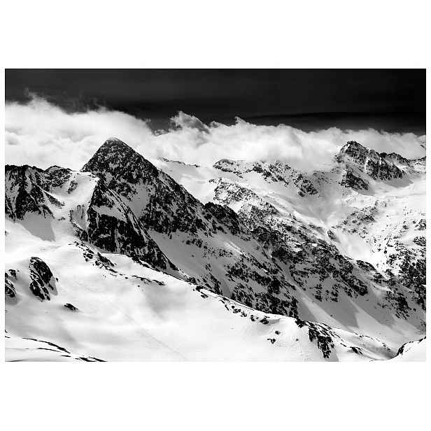 Fototapeta Šedé horské vrcholy v mlze zimní krajina 254x184 lepidlo