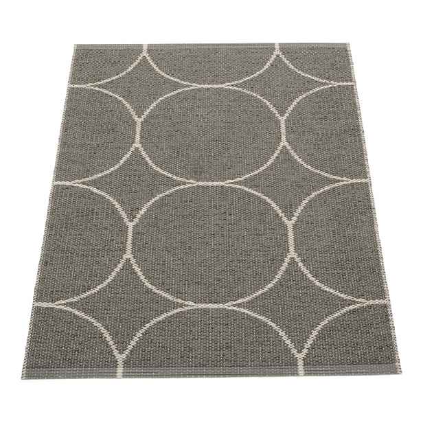 Tmavě šedý vnitřní a venkovní koberec 70x100 cm Boo Charcoal Linen – Pappelina