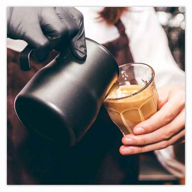 Plakáty 140x140 Barista servírování kávy