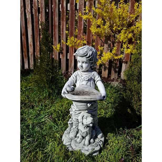 Betonová figurka Chlapec s kloboukem, zahradní dekorace, figurky do zahrady