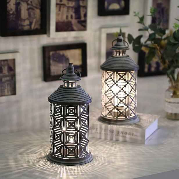 Sada 2 kovových závěsných lamp o výšce 26,5 cm, napájení z baterie