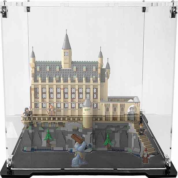 Vitrína s černou základnou pro stavebnici Lego 76435 Bradavický hrad Velká síň