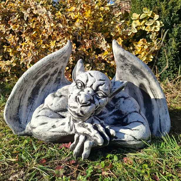 Betonová figurka Chrlič zahradní figurka chrliče