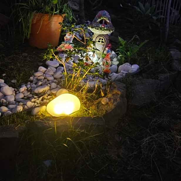 TEMU Nové solární kamenné světlo, 4 LED teplé bílé krajinné světlo, realistická kamenná dekorativní lampa s automatickým zapínáním/vypínáním pro