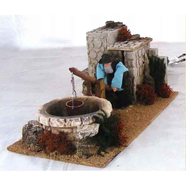 Pohyblivá Figura Starý muž zvedá kbelík o rozměrech 15x30x15 cm