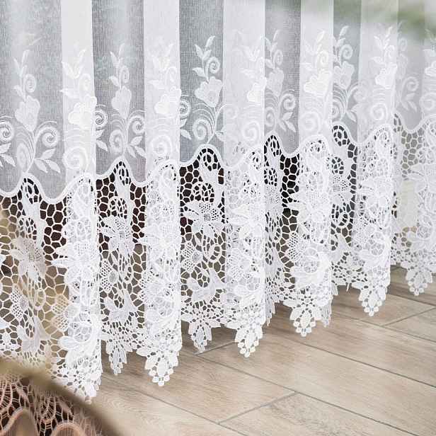 500x250 Elegantní záclona s krajkou, hladká, připravená na pásku, bílá