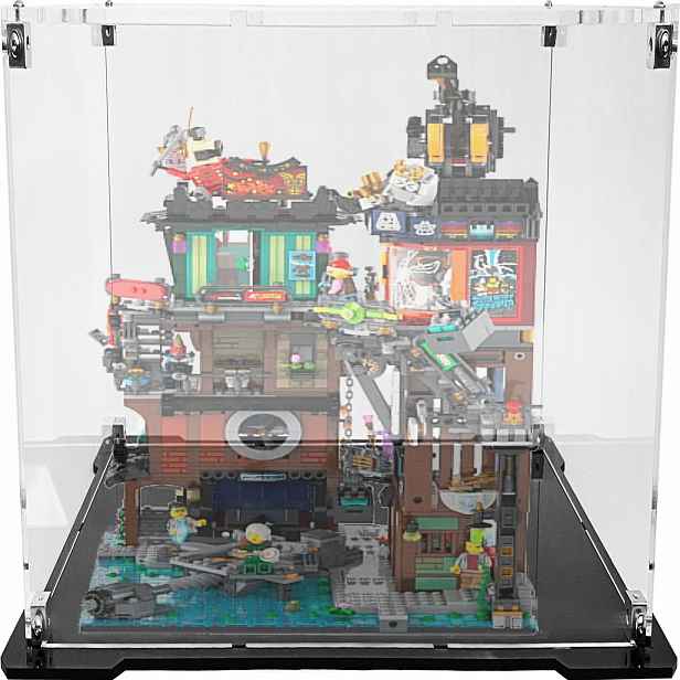 Vitrína s černou základnou pro stavebnici Lego 71837 Ninjago Dílna ve městě
