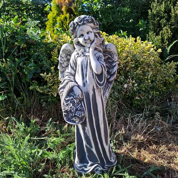 Betonová figurka Anděl s košíkem květin, figurka na pomník, anděl z betonu