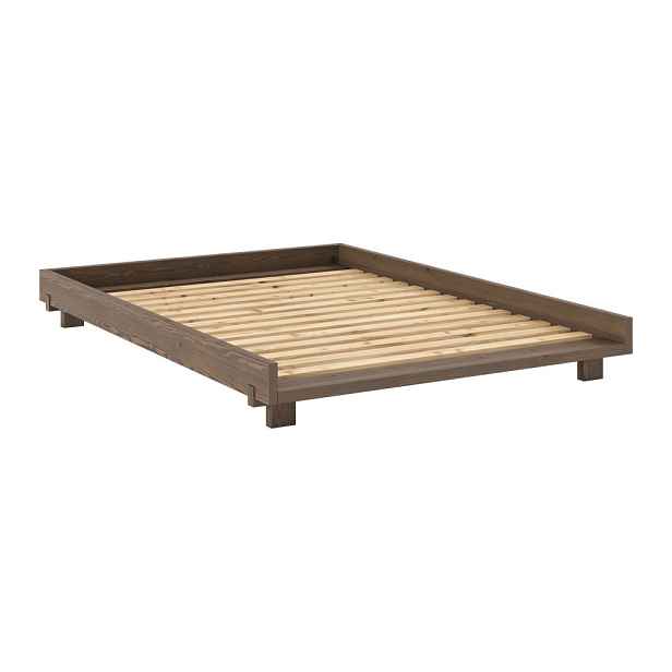 Hnědá dvoulůžková postel z borovicového dřeva s roštem 140x200 cm Social – Karup Design