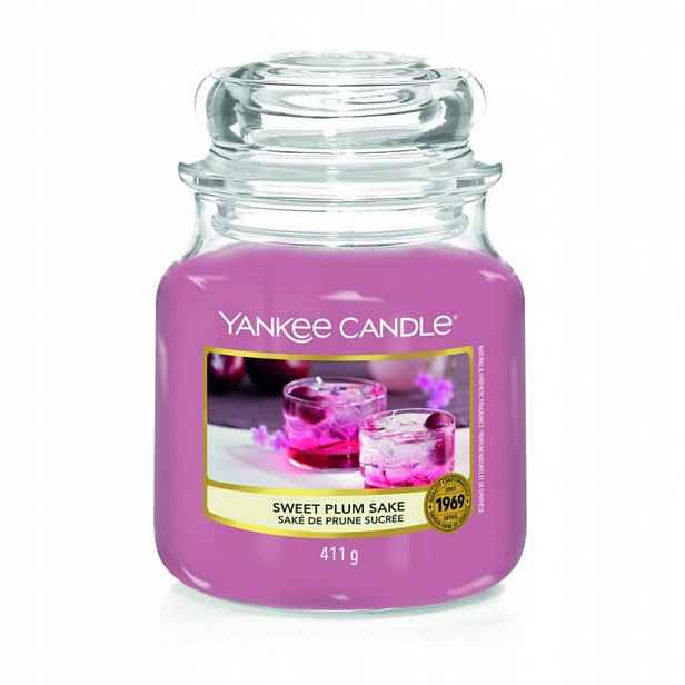 Yankee Candle Sweet Plum Sake svíčka střední velikosti