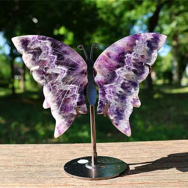 TEMU 1 ks Dekorace na stůl s motýlem z amethystu Dream – ručně vyřezávaná s kovovým stojanem, elegantní dekorace do domácí kanceláře, dárek pro