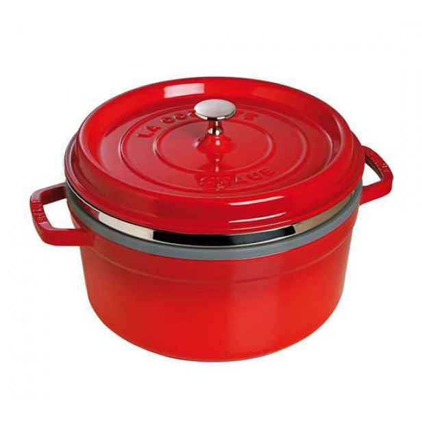 Litinový hrnec s poklicí a napařovací vložkou Staub Cocotte, višňová, 26 cm