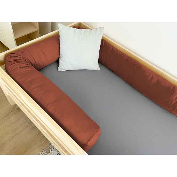 Sametový mantinel do dětské postele ve tvaru válce Zvolte barvu: Cihlová, Zvolte délku: 360 cm