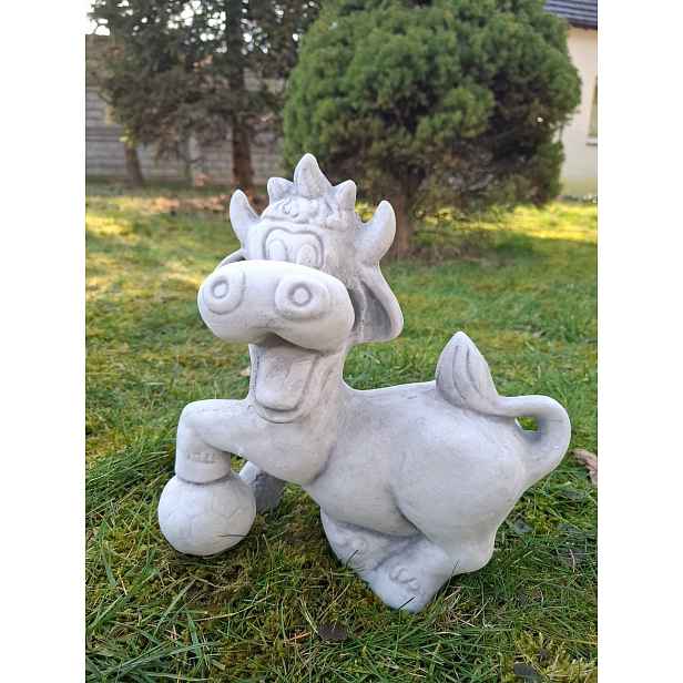 Betonová figurka Kráva s míčem, zahradní figurky, figurka krávy