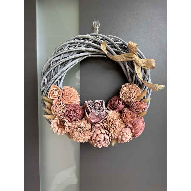 Květinový věnec 35 cm, dekorace jarní léto, fialový květ, proutěný