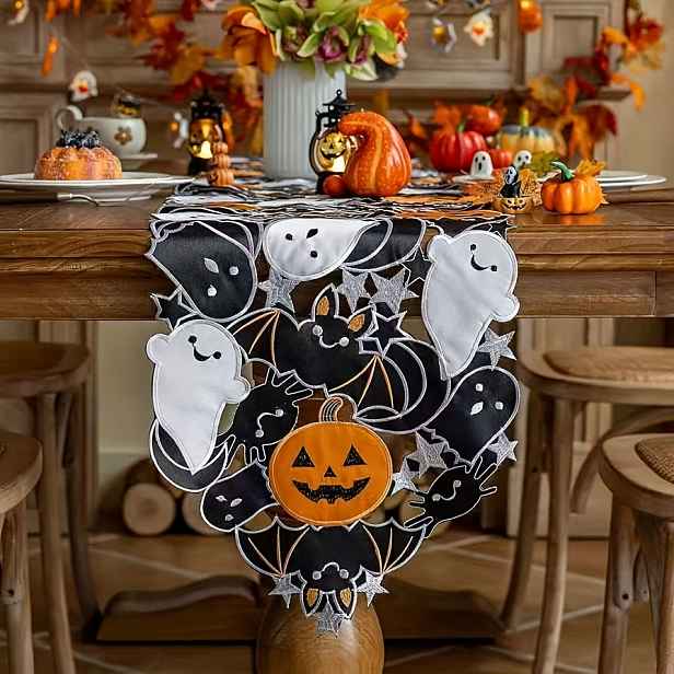 TEMU Výrobce prodává Halloween dýně, pavouk, netopýr, vyřezávané vyšívané ubrusy, stolní vlajky, talíře, podložky a ubrousky