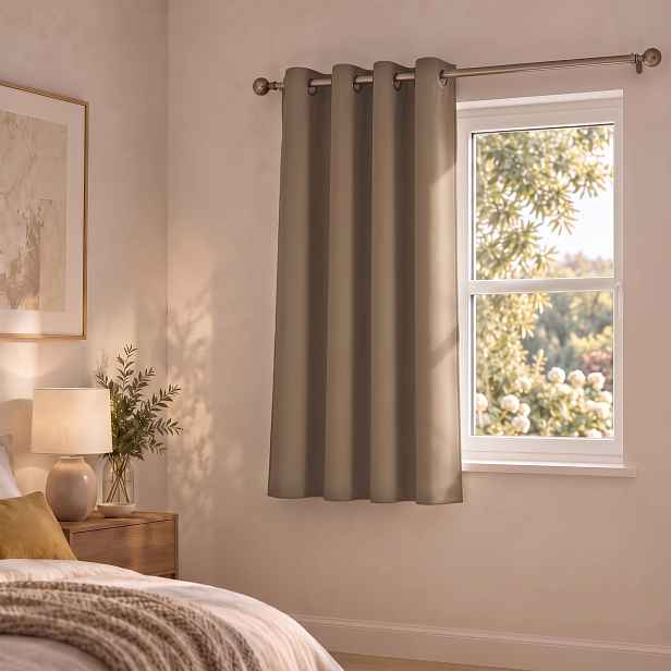 Zatemňovací krátký závěs BLACKOUT" NEW VITORIA cappuccino s kroužky 135x160 cm