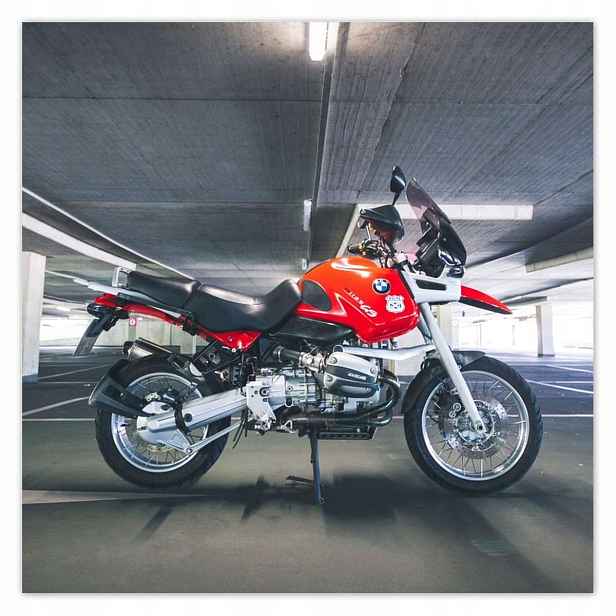 Plakáty 140x140 Červený motocykl Bmw