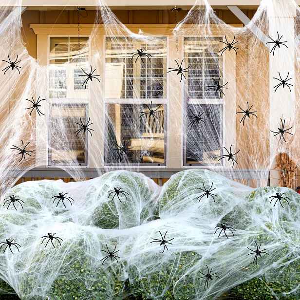 Pavouci s plochou 1000 m2, Halloween, venkovní dekorace