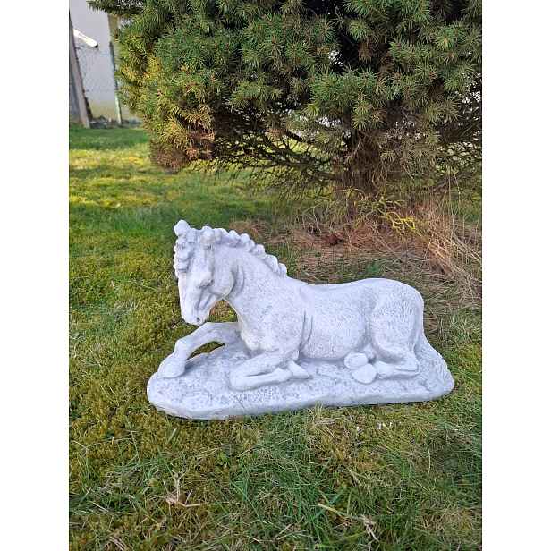 Betonová figurka Kůň ležící socha zvířat zahradní figurky