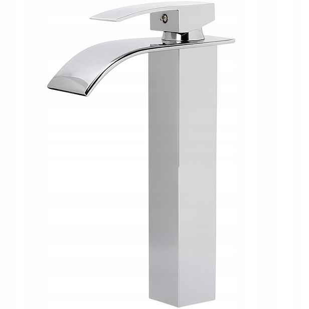 Chromovaný baterie s vodopádem o výšce 30 cm