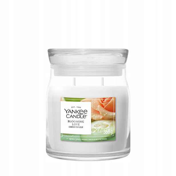 Střední vonná svíčka Yankee Candle Blooming Love