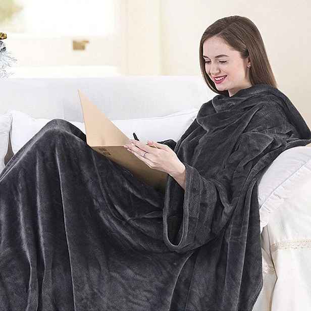 Deka DecoKing Lazy tmavě šedá s rukávy a kapsami