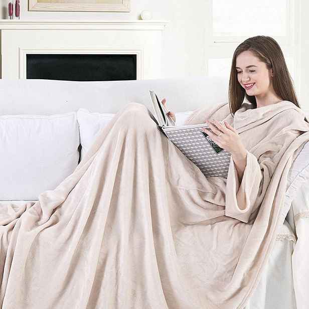 Deka DecoKing Lazy krémová s rukávy a kapsami