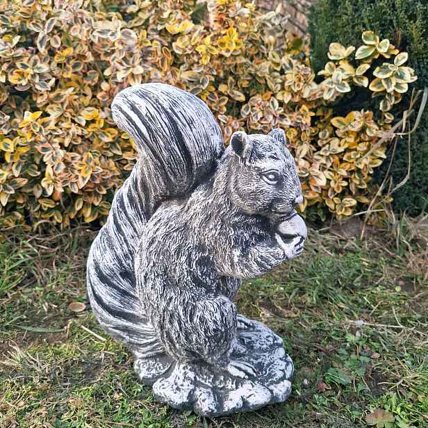 Betonová figurka Veverka s žaludem, zahradní figurky, socha zvířat