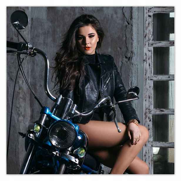 Plakáty 140x140 Brunetka na motocyklu