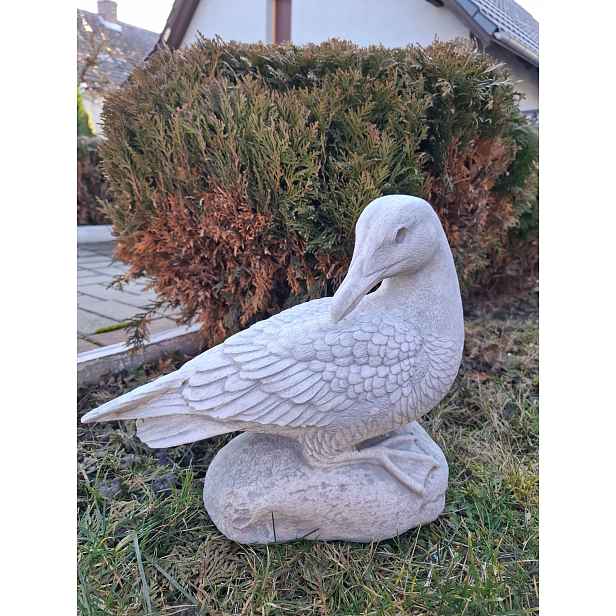 Betonová zahradní figurka Mewa na kameni, figurky do zahrady