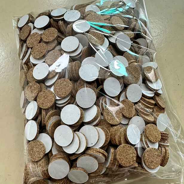 TEMU 1000 ks Jednostranné lepicí korkové podložky, průměr 15 mm, tloušťka 2 mm, vhodné pro domácnost, nábytek, květináče, keramiku, skříňky a různé