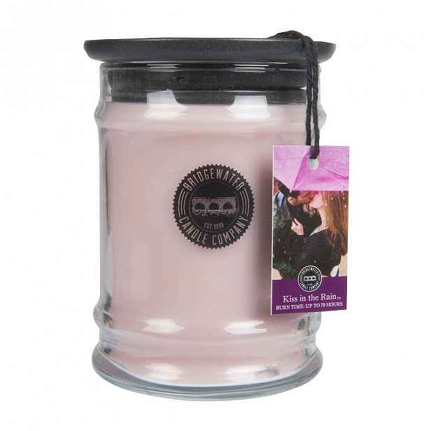 Svíčka s vůní ve skle Bridgewater candle Company Kiss In The Rain, doba hoření 65-85 hodin