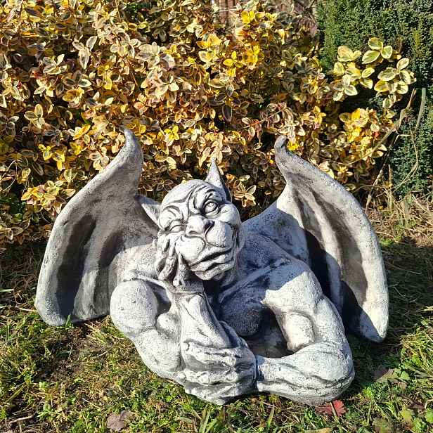 Betonová figurka Chrlič zahradní figurka chrliče