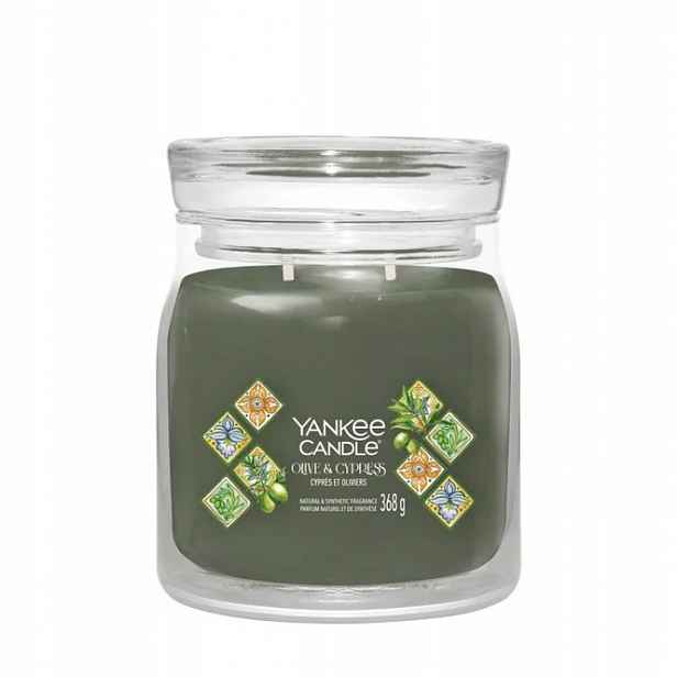 Střední svíčka Signature Olive & Cypress Yankee Candle